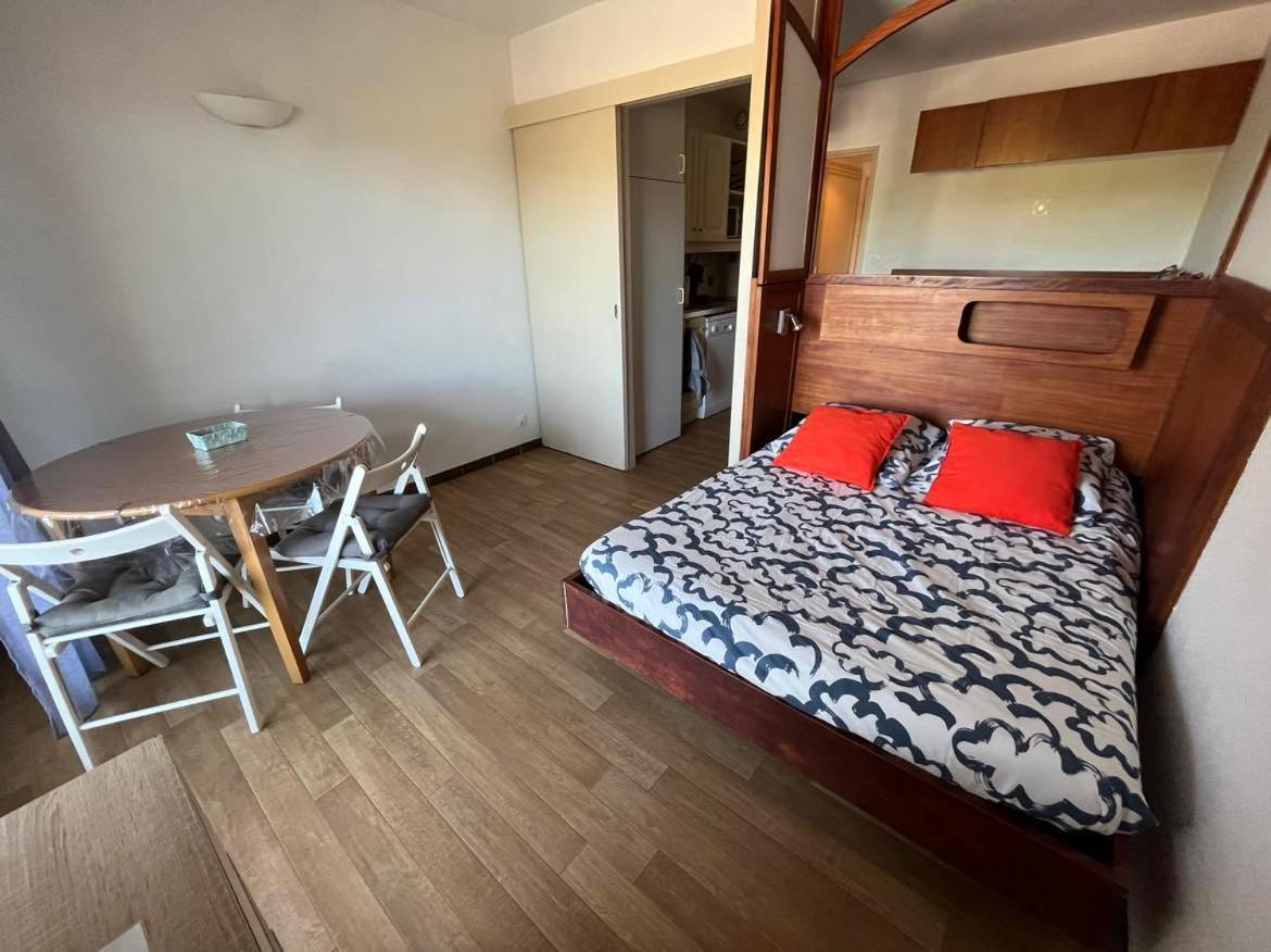studio meublé sur le port de Hyères Exterior foto